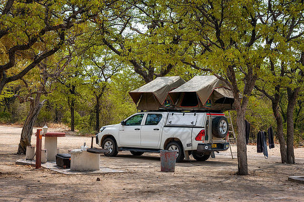 帐篷位于屋顶皮卡车营埃托沙国家公园