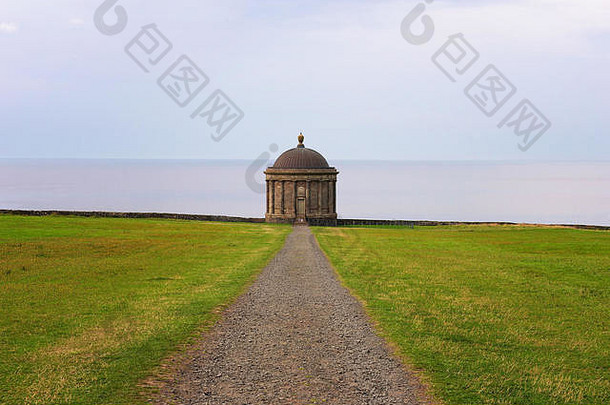 路径领先的Mussenden寺庙位于castlerock北部爱尔兰