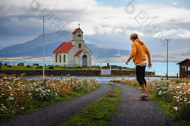 年轻的溜冰者滑板教堂墓地冰岛