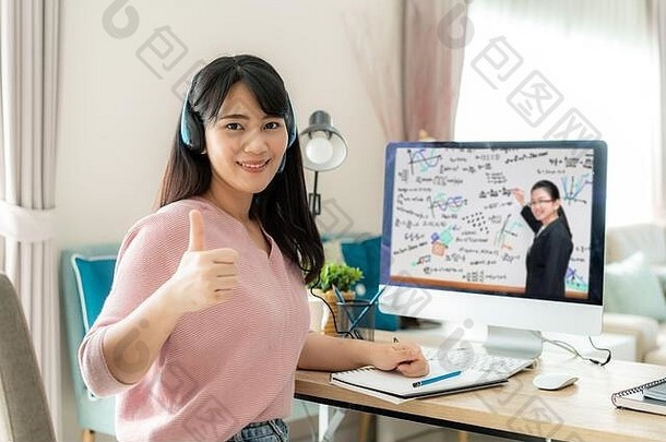 亚洲女人学生视频会议电子学习老师电脑拇指生活房间首页电子学习在线教育实习生