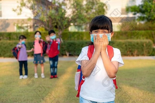 亚洲女孩学前教育孩子学生穿健康的脸面具打喷嚏朋友背景世界健康组织建议