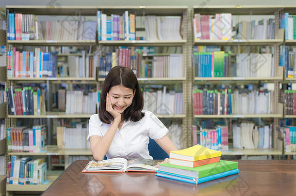 亚洲学生阅读书<strong>图书</strong>馆大学