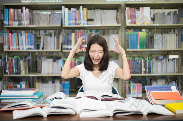 年轻的亚洲学生精神压力阅读书准备检查图书馆大学亚洲学生强调