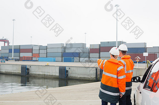 工人保护服装检查货物航运院子里