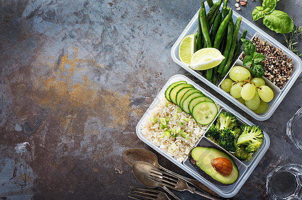 素食主义者绿色餐准备容器大米蔬菜