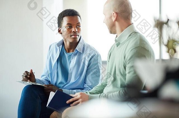 肖像年轻的非裔美国人男人。会说话的经理业务实习办公室复制空间