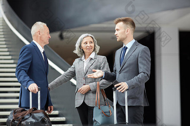 集团业务专业人士正装站机场持有手提箱会说话的