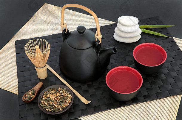 日本玄米富士山茶仪式东方茶壶杯搅拌坚持搅拌器干叶子鹅卵石黑色的席竹子板岩