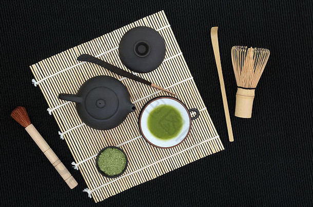 日本火柴茶茶壶粉喝杯搅拌刷独家新闻坚持搅拌器竹子背景健康喝概念