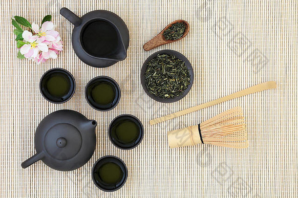 煎茶sukiygumakoto日本茶茶壶杯干叶子搅拌坚持搅拌器春天开花竹子背景