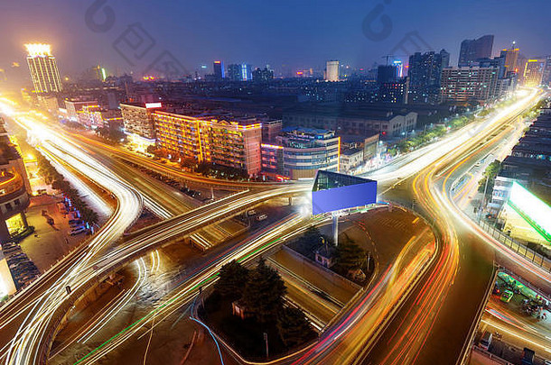 高速公路晚上汽车光现代城市