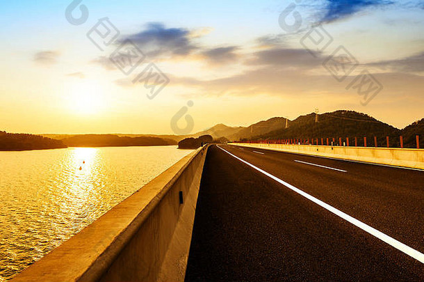 黄昏谷湖曲线高速公路