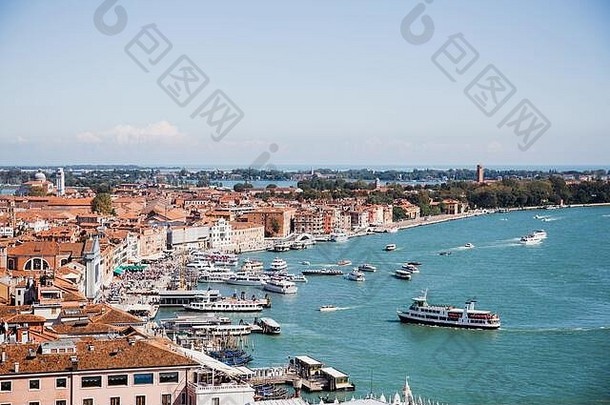 视图古老的建筑电动机船水上浮动河威尼斯意大利