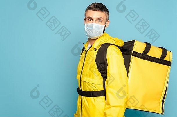 送货人<strong>医疗</strong>面具黄色的统一的背包蓝色的背景