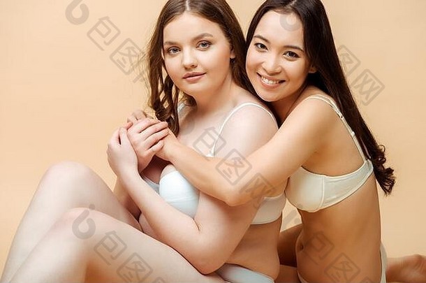 亚洲女孩拥抱快乐超重女人内衣坐着孤立的米色身体积极的概念