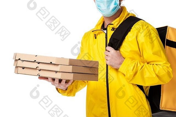 裁剪视图交付男人。医疗面具持有纸板披萨盒子孤立的白色