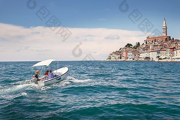 家庭孩子们电动机船罗维尼伊斯特里亚半岛克罗地亚