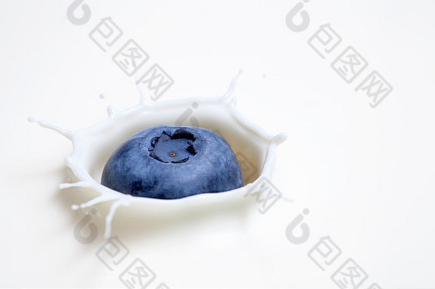新鲜的蓝莓溅牛奶表面