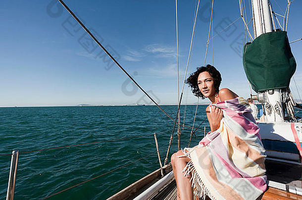年轻的女人游艇包装毯子