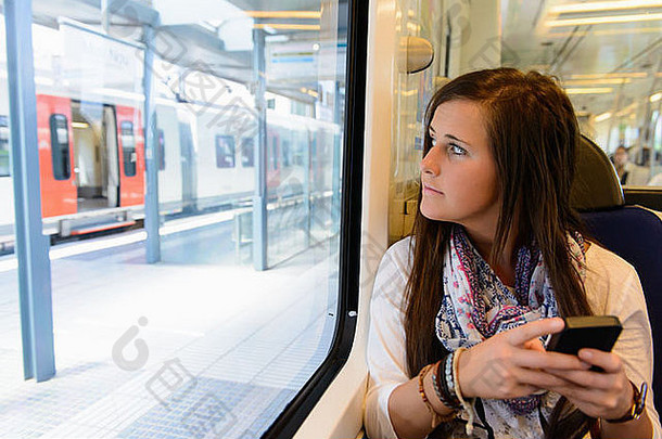 年轻的女旅游当地的火车加泰罗尼亚西班牙