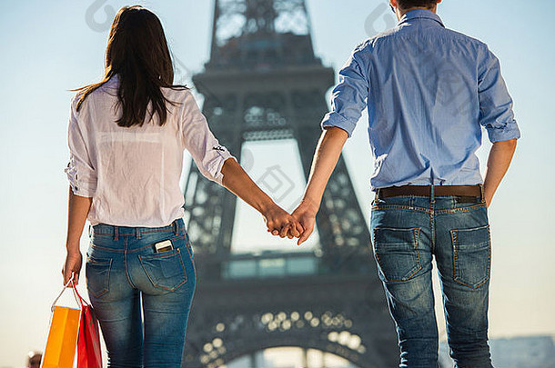 年轻的夫妇漫步前面埃菲尔铁塔塔巴黎法国