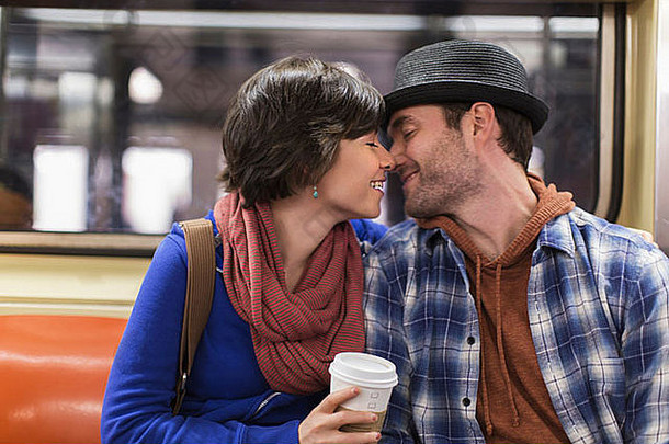 夫妇接吻城市地铁
