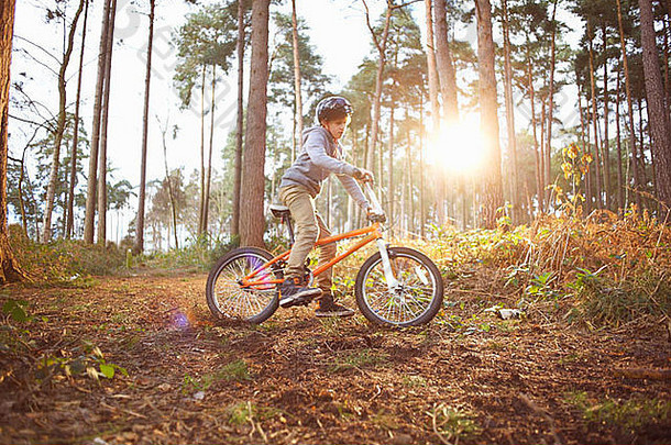 男孩骑BMX自行车森林