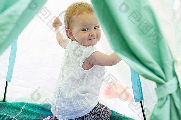 婴儿女孩玩帐篷