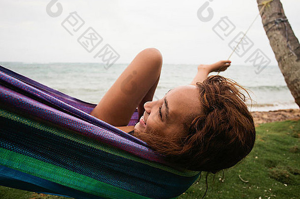 女人放松吊床海滩