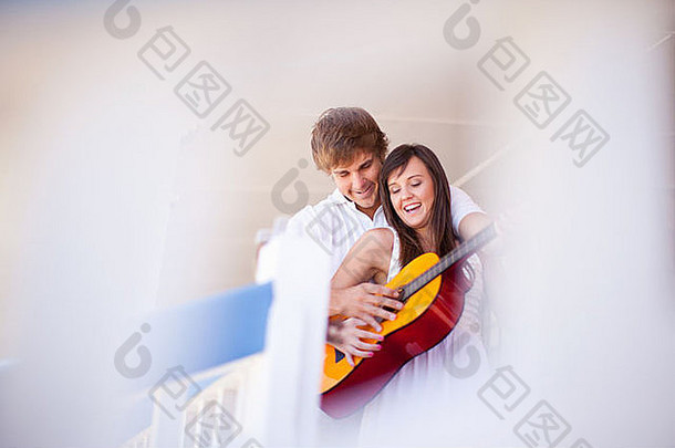 夫妇玩吉他