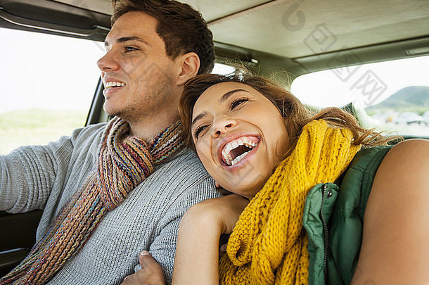 年轻的夫妇笑同时开车角小镇西方角南非洲