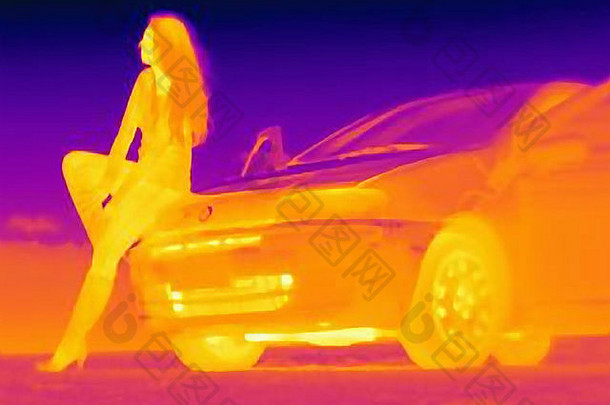 热图像女人坐着汽车罩路边