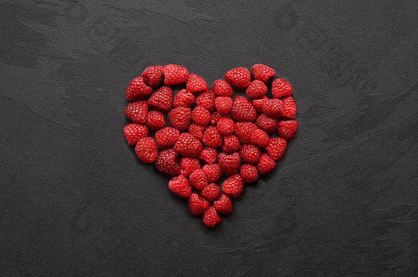 生活新鲜的树莓安排心形状