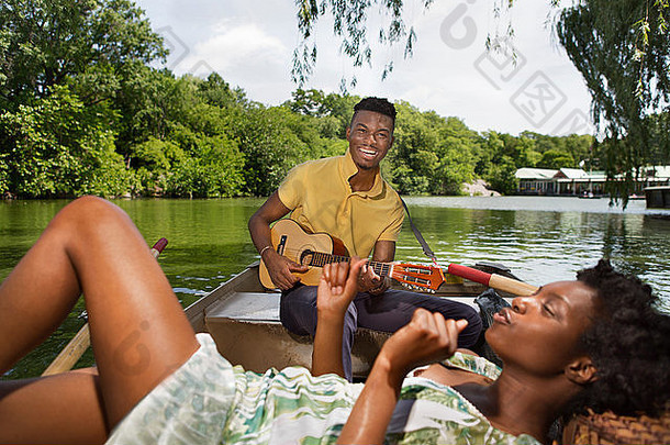 年轻的夫妇放松划船船湖中央公园纽约城市美国
