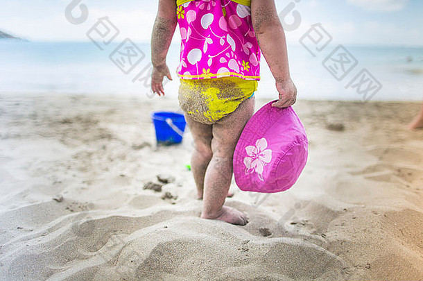 婴儿玩桑迪海滩