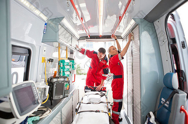 护理人员救护车准备医疗设备