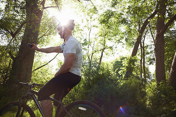 骑自行车的人停止打破森林