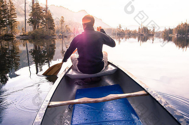 年轻的男人。划独木舟回声湖后视图高,祭祀加州美国