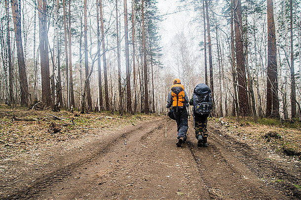 后视图男孩徒步旅行者徒步旅行森林污垢跟踪