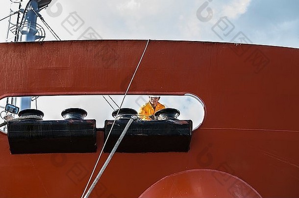 工人紧固绳子系泊的帖子石油油轮甲板