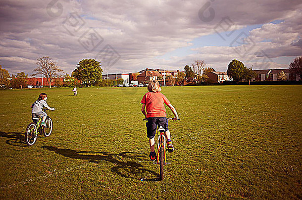 男孩骑自行车玩场