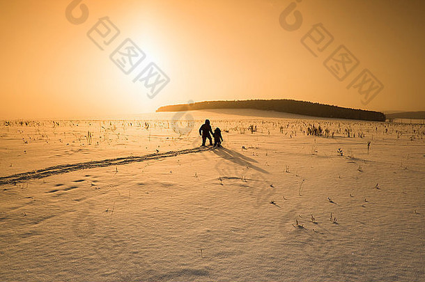 的轮廓男人。儿子走雪覆盖景观日落sarsy村斯维尔德洛夫斯克州俄罗斯