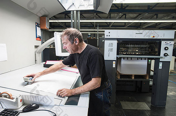 工人准备数字<strong>印刷设备</strong>打印车间