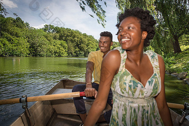 年轻的夫妇划船船湖中央公园纽约城市美国