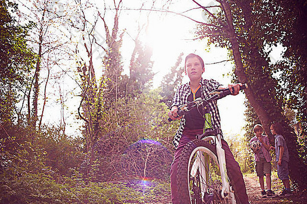 男孩自行车森林