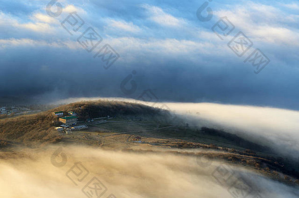 视图分散山雾luchistoye村南demergi山克里米亚乌克兰