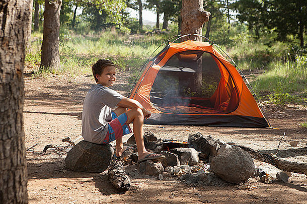 十几岁的男孩准备篝火indiahoma俄克拉何马州美国