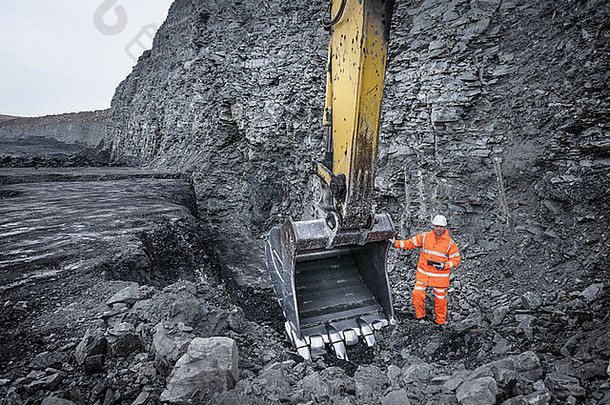煤炭矿业公司检查挖掘表面煤炭我的