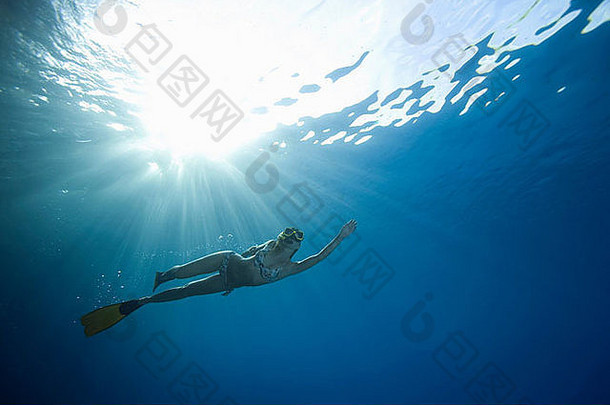 女人浮潜水下