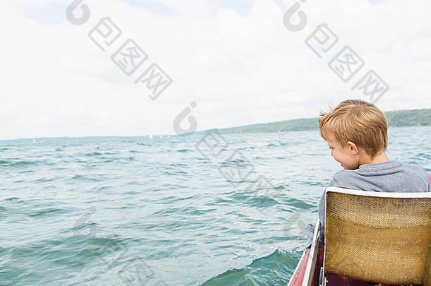 年轻的男孩脚踏船湖阿默西巴伐利亚德国